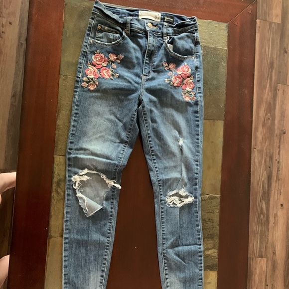 flower embroidered ripped jeans - Picture 1 of 2